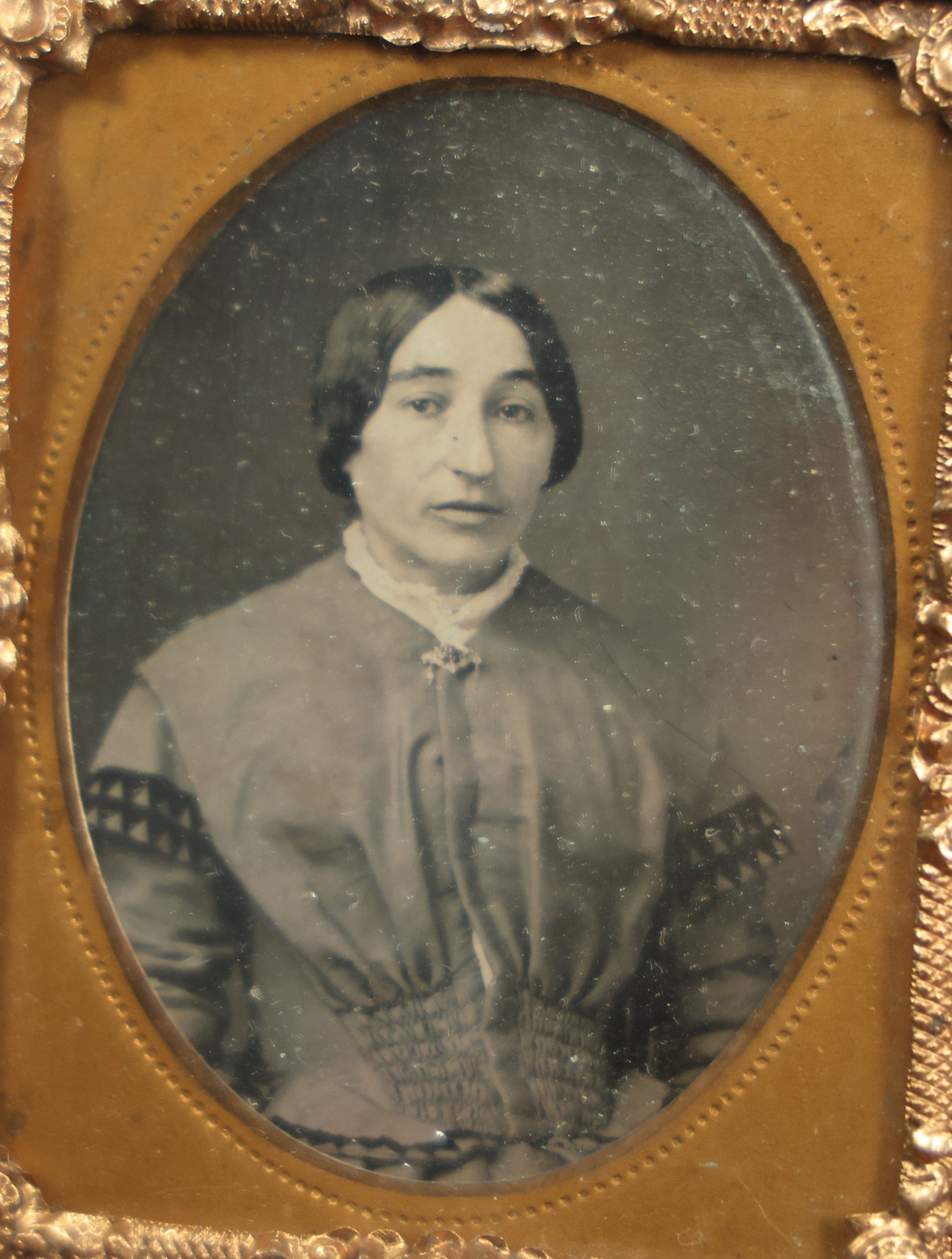 Lot 022 - Antique 1/6th Plate Daguerreotype Of A Pretty Woman With A Brooch, Long Sleeves