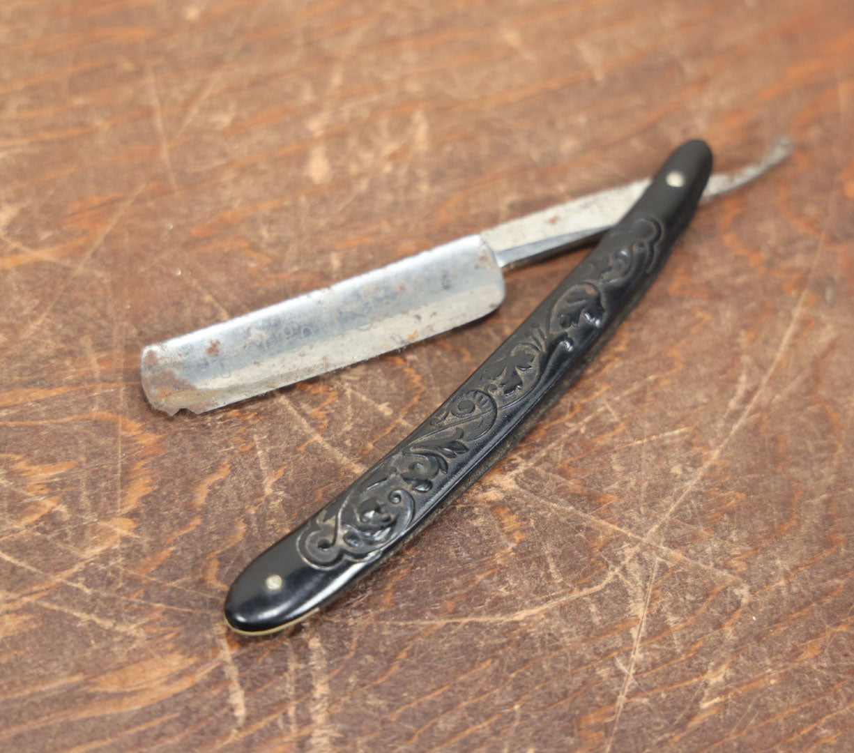 Lot 056 - Antique Best Gold Steel Straight Razor With Ornate Black Handle, Marked 160, Note Chips To Blade