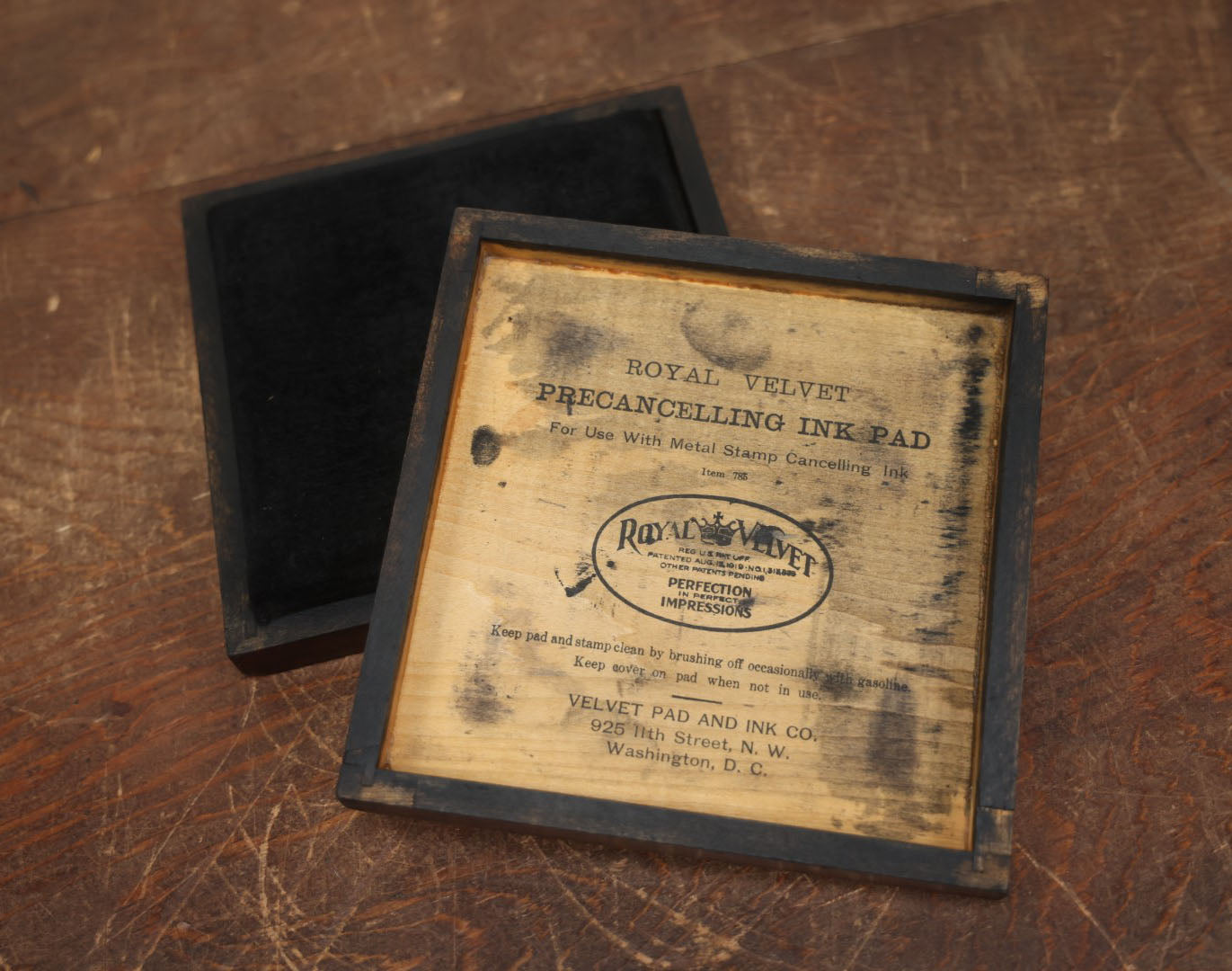 Lot 078 - Antique Royal Velvet Preancelling Ink Pad For Use With Metal Stamp Ink, Item 785, Velvet Pad And Ink Co., Washington D.C., Circa 1920, In Wood Box