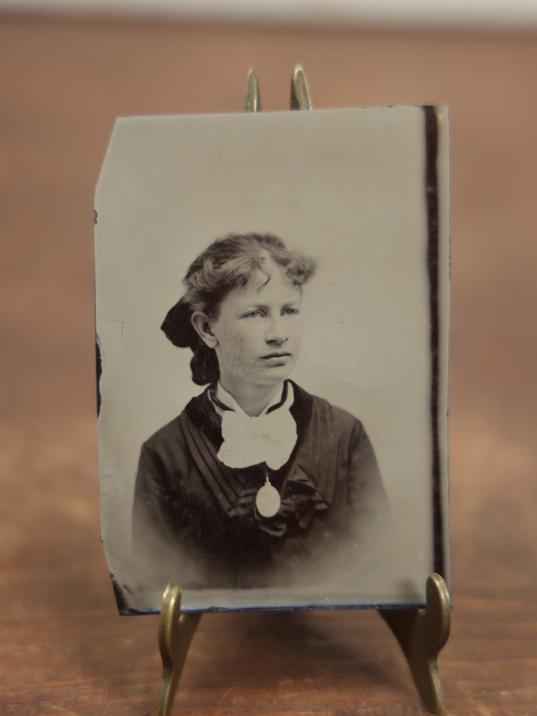 Lot 101 - Antique Tintype Photo Of Young Woman With Necklace Pendant, Curly Bangs, White Ruffle, Possibly Redhead