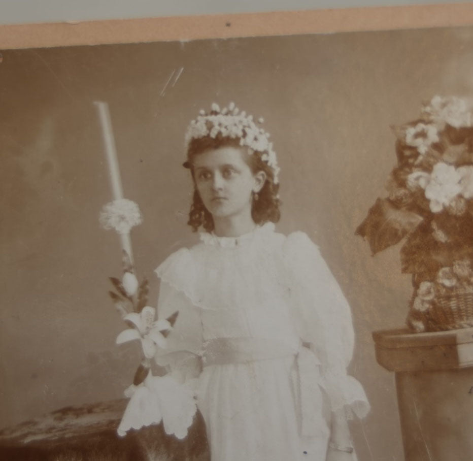 Lot 107 - Antique Cabinet Card Photo Of Young Girl On First Communion, Holding Candle, Finkenberg Photographer, New York