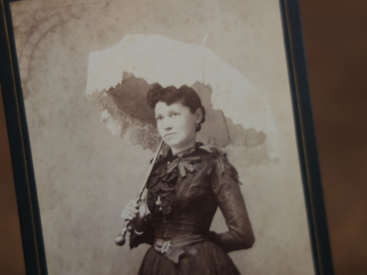 Lot 108 - Antique Cabinet Card Photo Of Extravagantly Dressed Woman With White Parasol