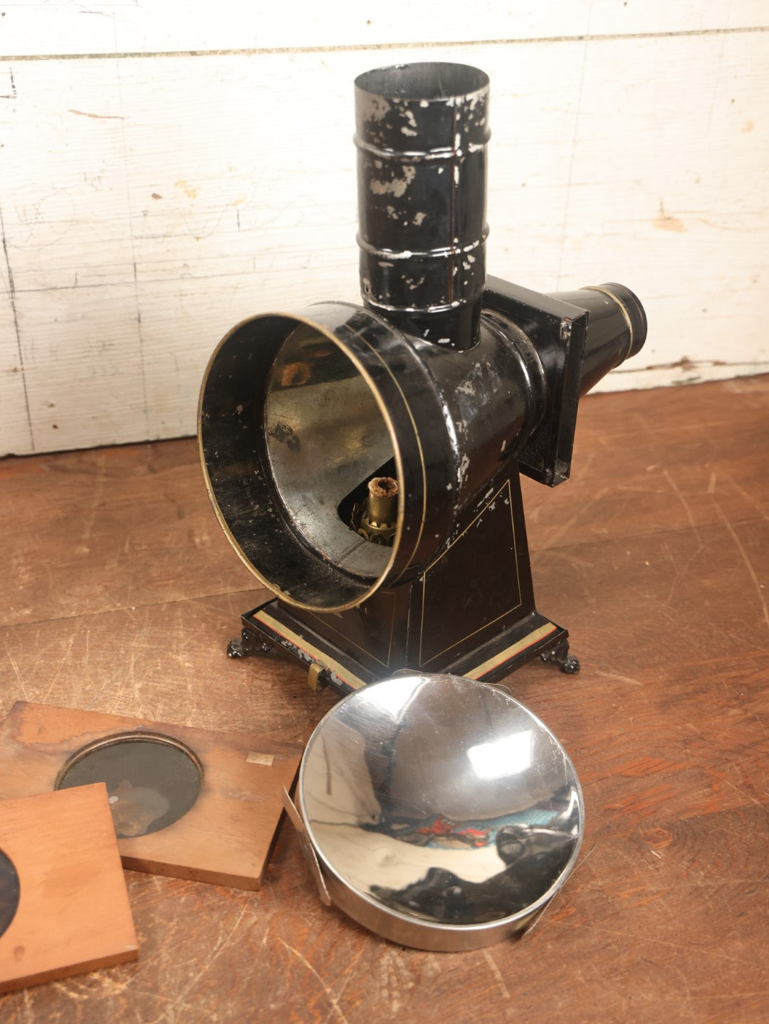 Lot 010 - Antique No. 2 Electro Radiant Magic Lantern Kerosene Lamp Projector In Original Box With Three Slides And Original Instructions'