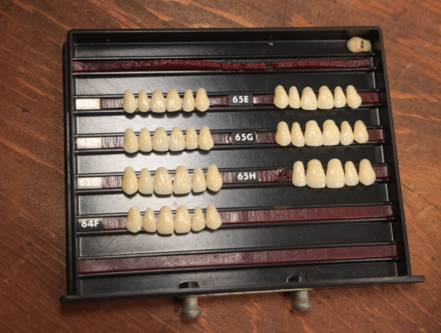 Lot 016 - Vintage Bakelite Dentist Cabinet With False Teeth, The Dentists' Supply Co. Of New York Bioform