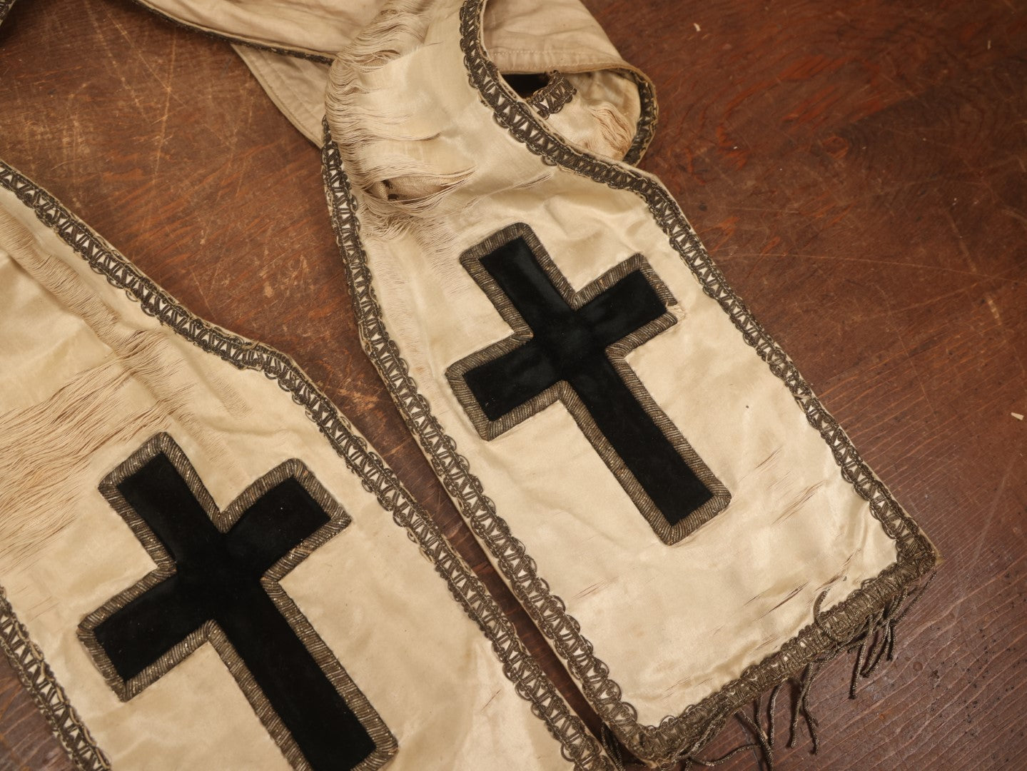 Lot 041 - Antique Fraternal Or Church Priest's Vestment Stole With Black Crosses, Note Heavy Wear And Fraying