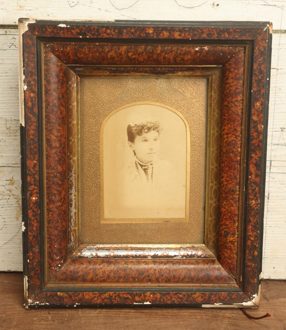 Lot 058 - Antique Cabinet Card Photo Of A Young Woman With Curly Bangs In Deep Frame With Golden Mat