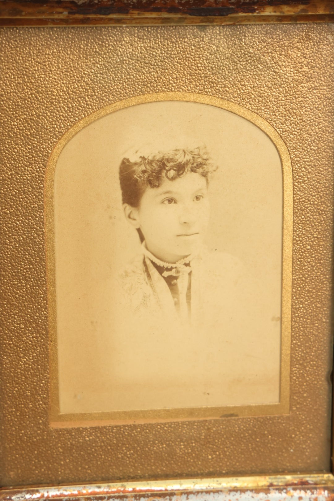 Lot 058 - Antique Cabinet Card Photo Of A Young Woman With Curly Bangs In Deep Frame With Golden Mat