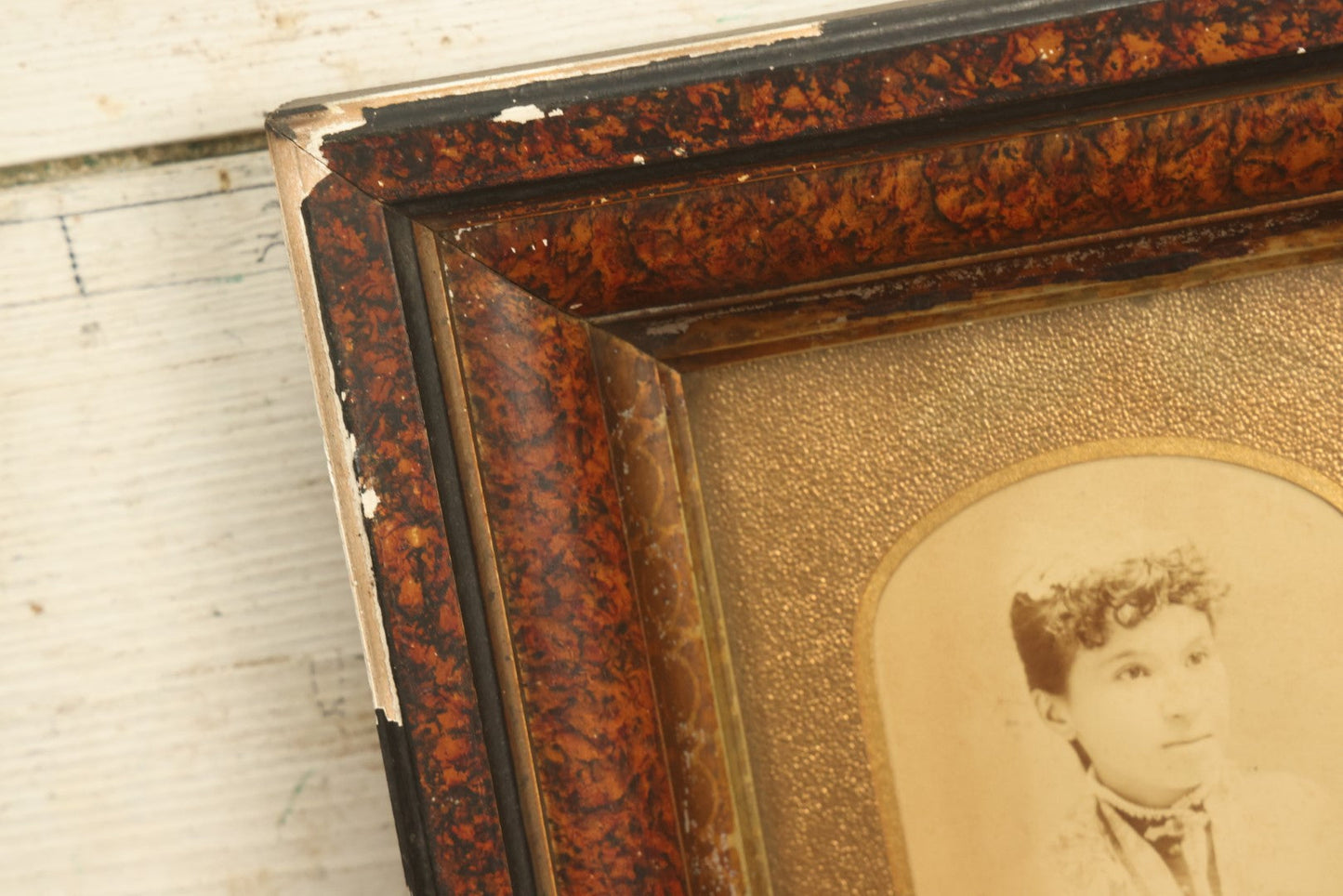 Lot 058 - Antique Cabinet Card Photo Of A Young Woman With Curly Bangs In Deep Frame With Golden Mat