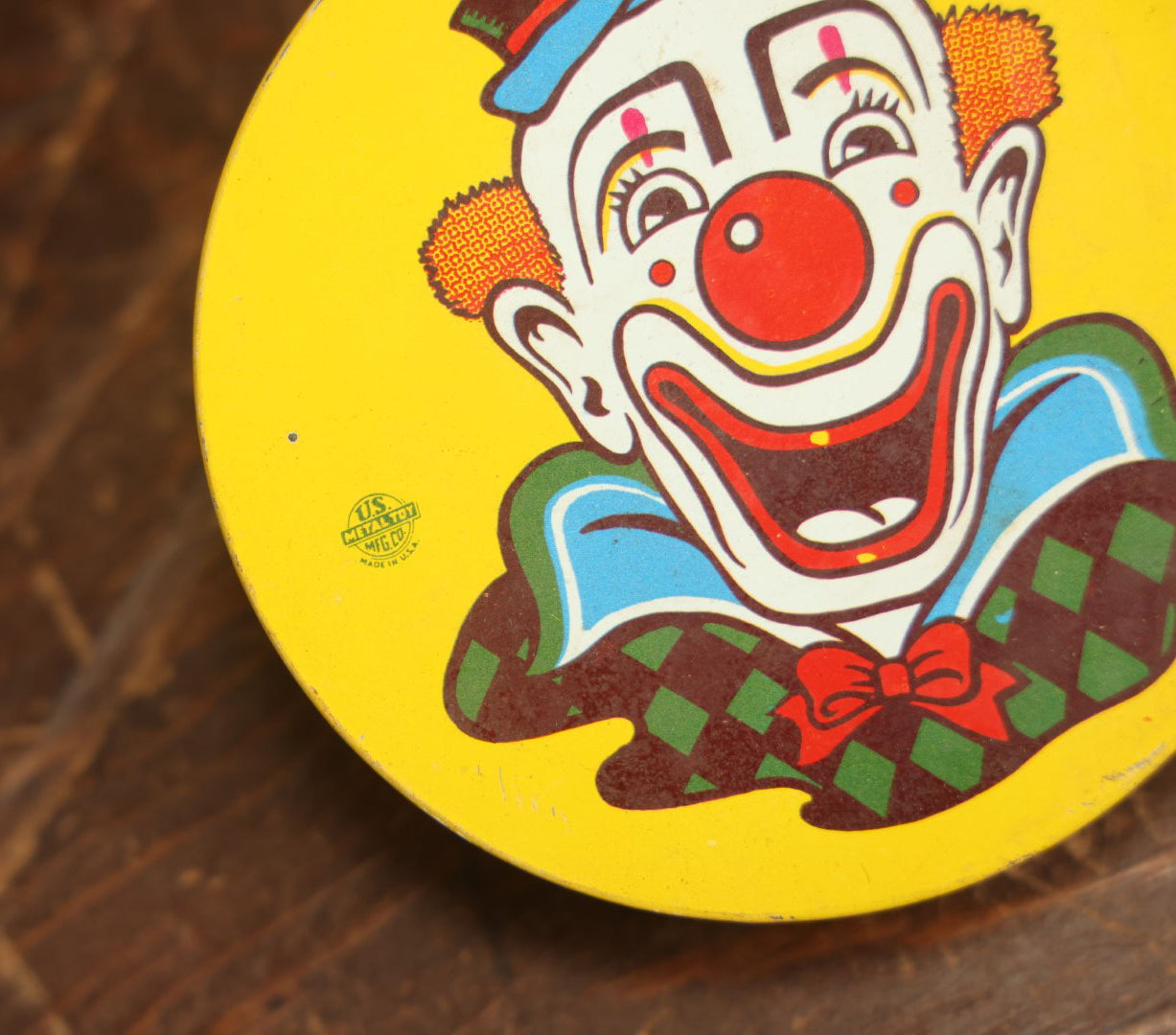 Lot 094 - Grouping Of Five Tin Lithograph Clown Noise Makers By Us Metal Toy Manufacturing Company, Four Yellow And One Green, Spinning Style