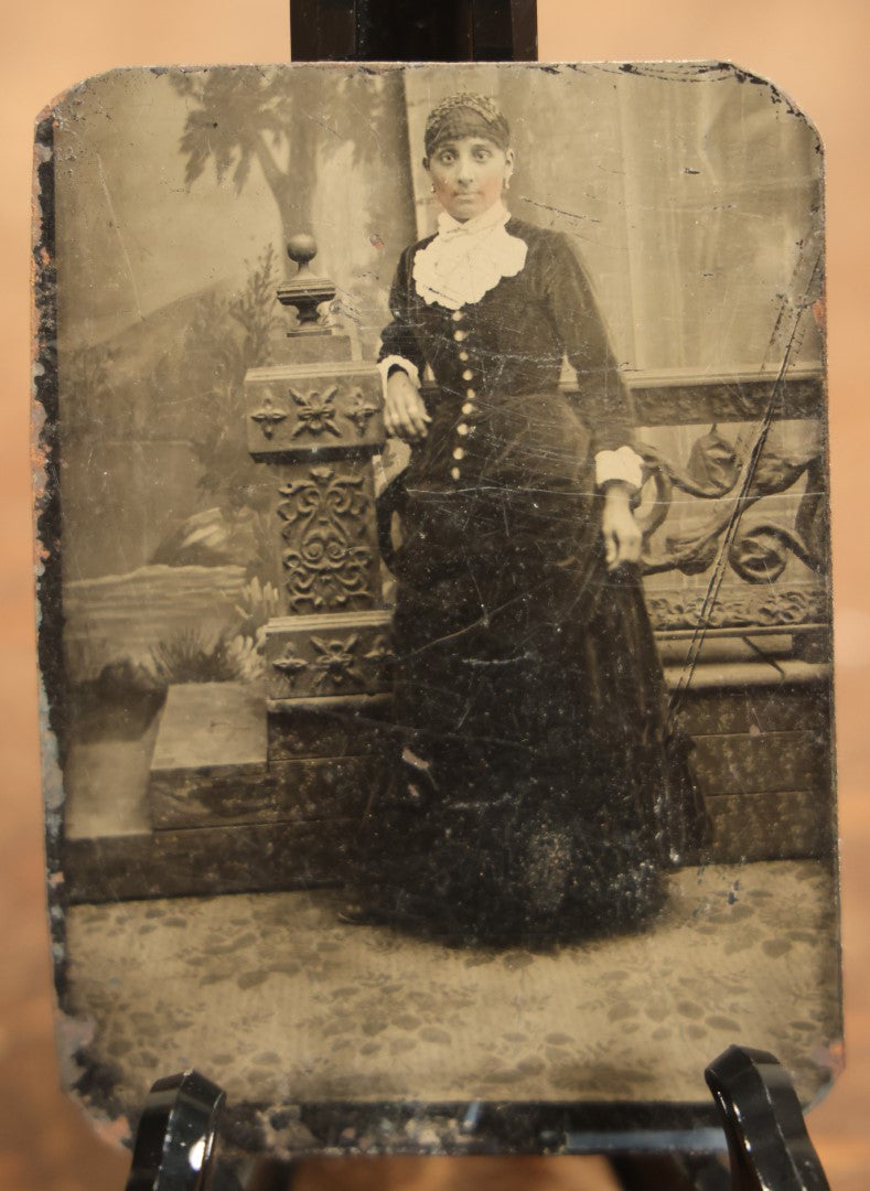 Lot 108 - Single Antique Tintype Photograph Of An Ethnically Ambiguous, Dark Skinned Young Woman