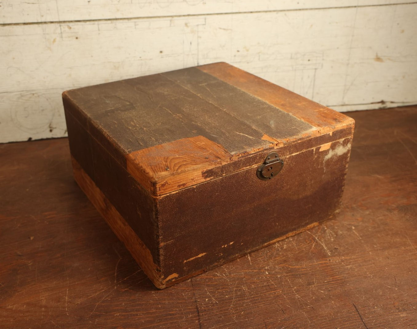 Lot 002 - Antique "The Fairy Christmas Box" Fairbanks Fairy Soap Finger Jointed Wooden Box With Original Lithograph Interior, Copyright 1898, G.H. Buek & Co. Lithographers