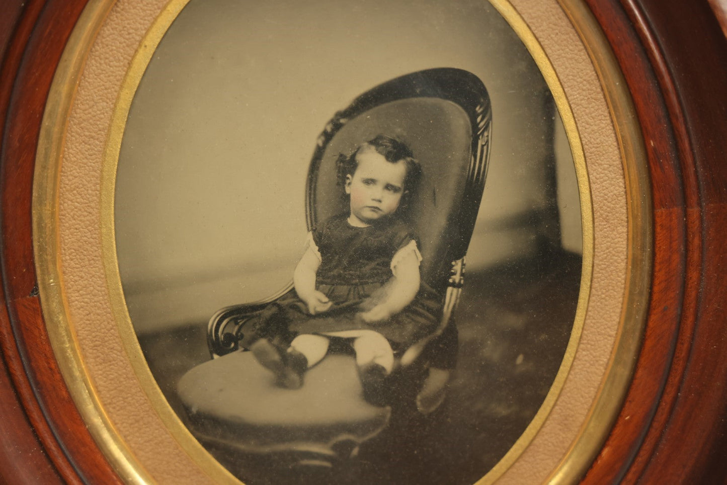 Lot 019 - Antique Full Plate Tintype Of A Young Boy Or Girl Sitting In A Chair, In A Deep Wood Oval Frame