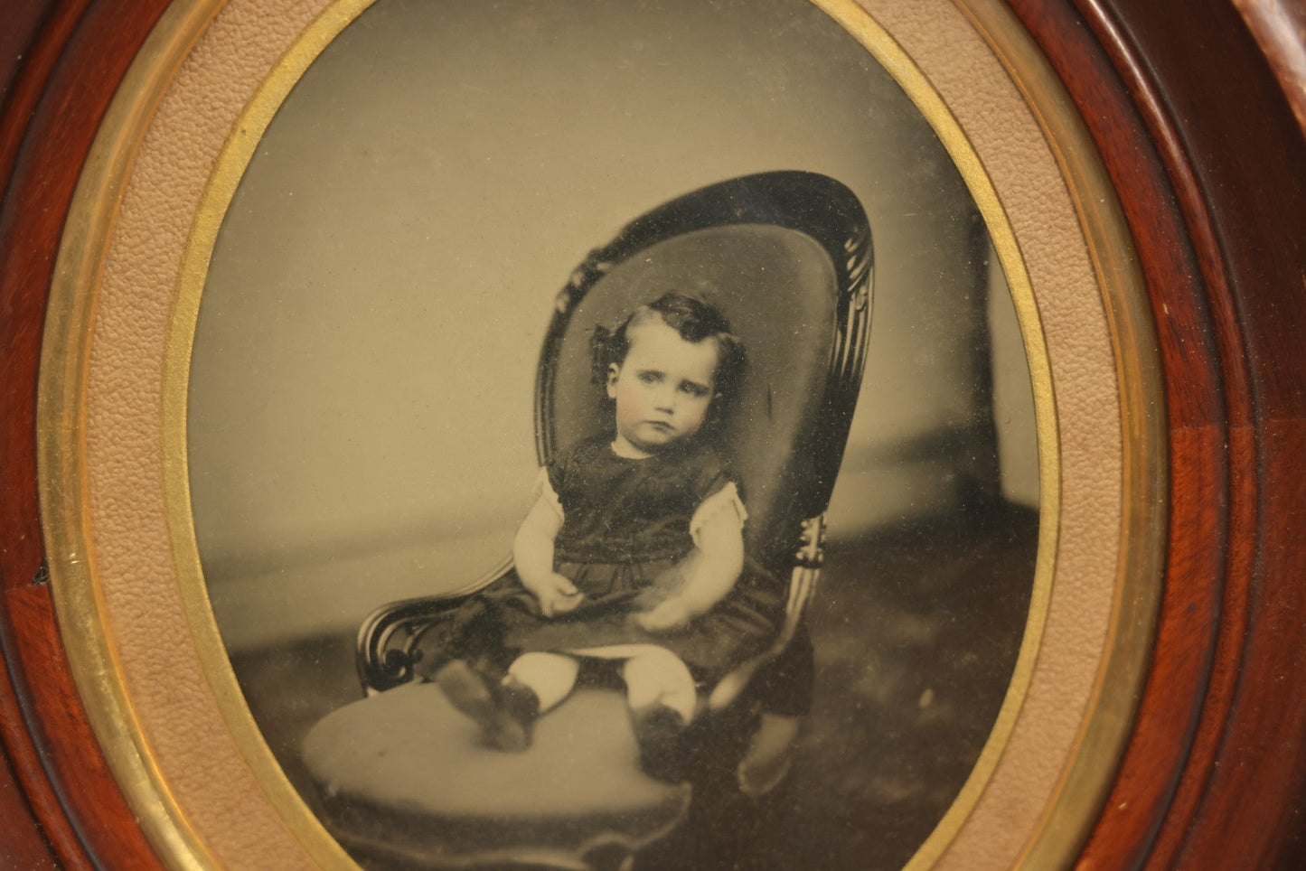 Lot 019 - Antique Full Plate Tintype Of A Young Boy Or Girl Sitting In A Chair, In A Deep Wood Oval Frame