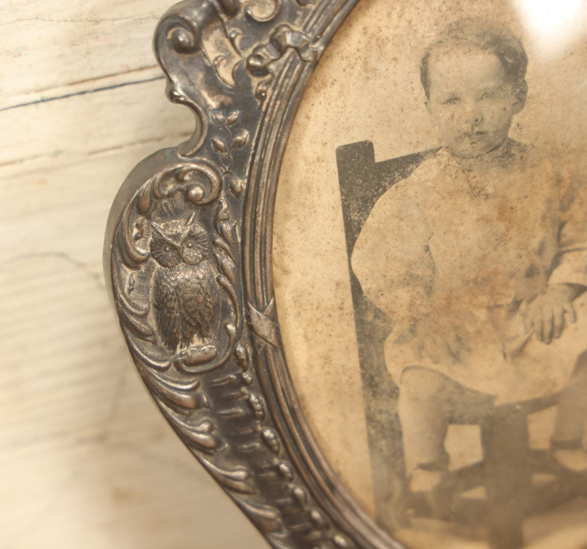 Lot 021 - Antique Tin Frame, Souvenir Of Kansas City, Dated 1910, With Owl And Serpent, Containing A Photo Of A Young Boy Seated In A Chair