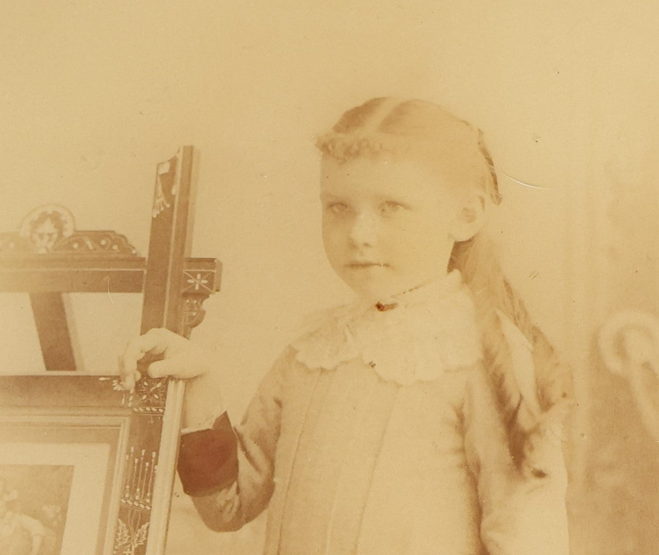 Lot 046 - Antique Unframed Bubble Glass Mounted Photo Of A Young Girl Leaning An Easel With Artwork, Identified As Emily Babb