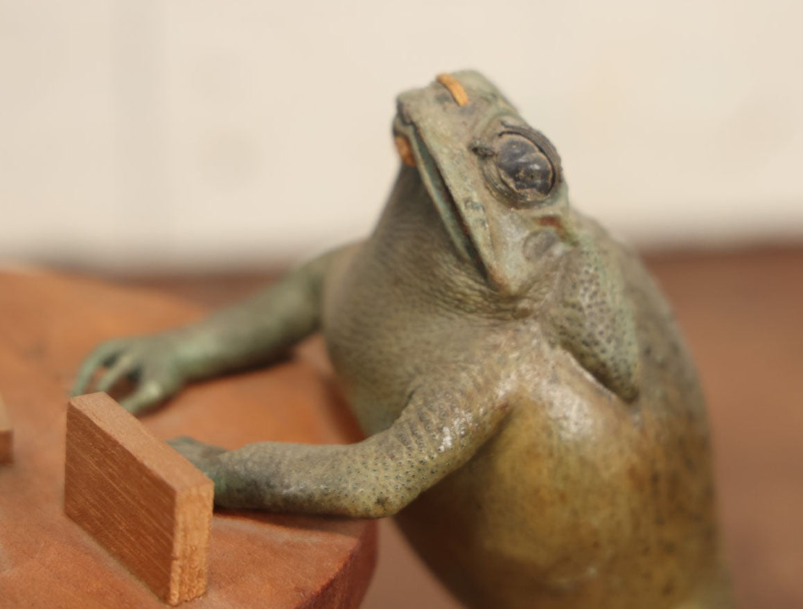 Lot 005 - Vintage Mexican Folk Art Pair Of Taxidermy Frogs Playing Dominoes On A Table