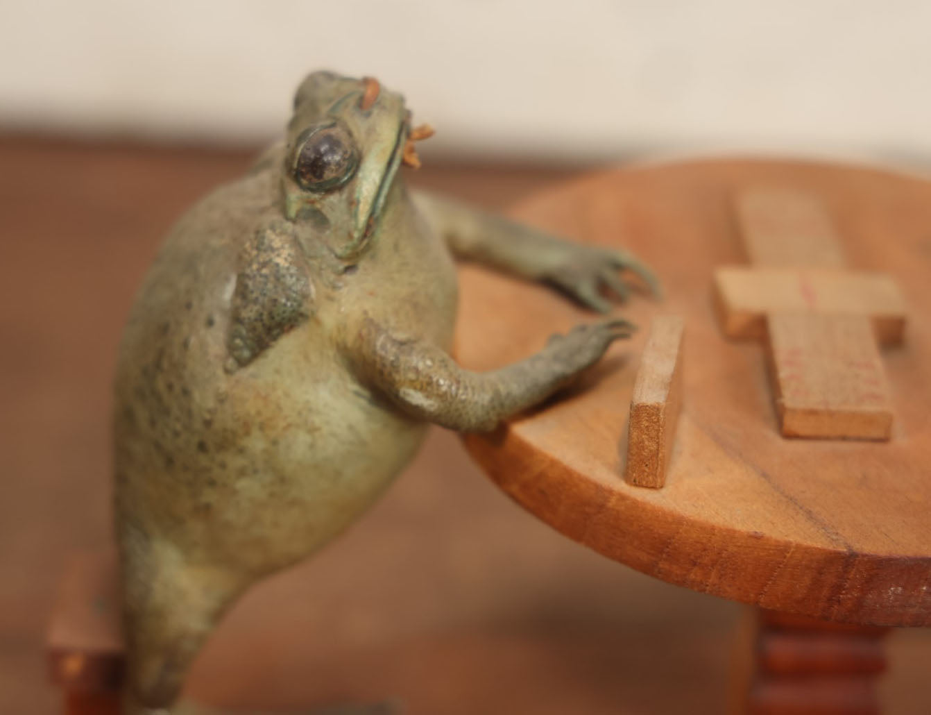 Lot 005 - Vintage Mexican Folk Art Pair Of Taxidermy Frogs Playing Dominoes On A Table