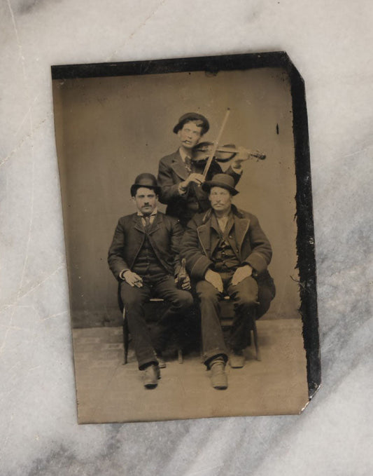 Lot 064 - Single Antique Tintype Photograph Of Three Men, One Playing Violin And Smoking, One Smoking And Drinking