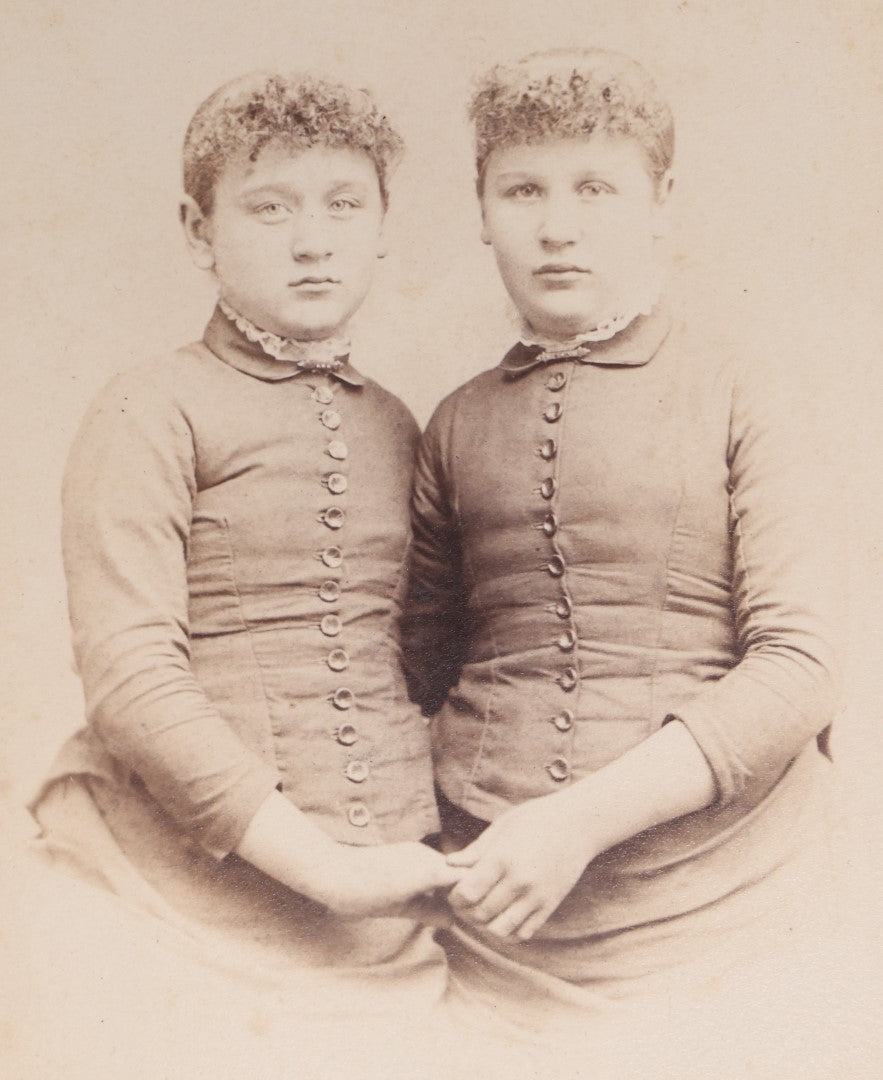 Lot 054 - Antique Cabinet Card Photograph Of Adult Twin Sisters, Minnie And Mina Shew, S.S. Cornell, Photographer, Stamford, New York