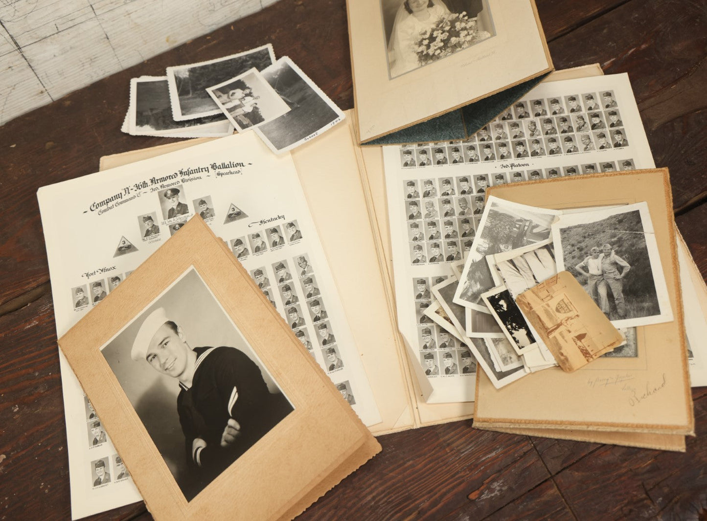 Lot 144 - Grouping Of Various Vintage And Other Snapshot Photos Circa 1940s Showing Navy Sailors, Soldiers, Young Men And Women, Plus An Infantry Yearbook