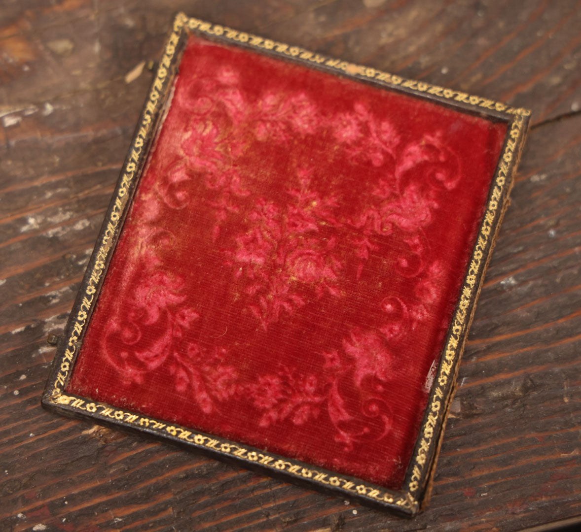 Lot 021 - Antique 1/6th Plate Daguerreotype Photograph Of A Middle Aged Man, With Tie, Coat, And Vest, In Full Union Case, Split Cover, Red Pillow, Brass Mat