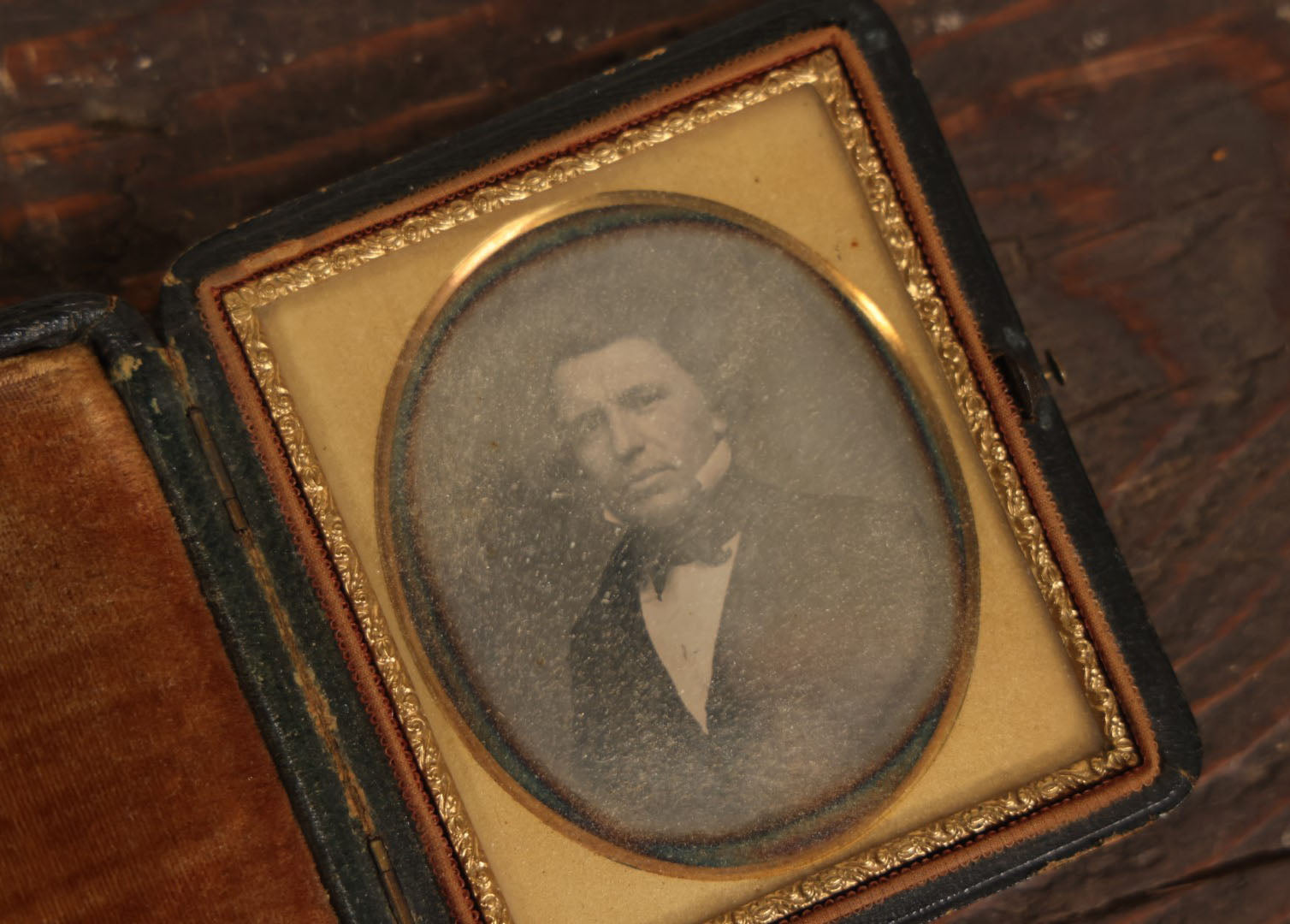 Lot 022 - Antique 1/6th Plate Daguerreotype Photograph Of An Important Looking Middle Aged Man, With Bowtie, White Shirt, And Coat, In Full Intact Union Case With Push Button Open