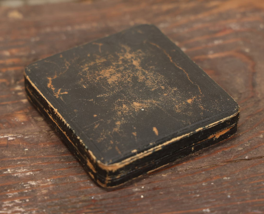 Lot 022 - Antique 1/6th Plate Daguerreotype Photograph Of An Important Looking Middle Aged Man, With Bowtie, White Shirt, And Coat, In Full Intact Union Case With Push Button Open