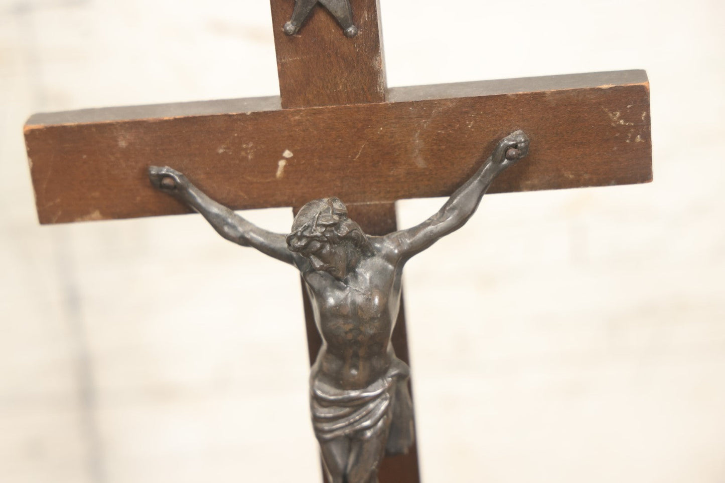 Lot 117 - Vintage Wooden Cross Crucifix With Metal Jesus Figure On Free Standing Circular Base With I.N.R.I. Banner