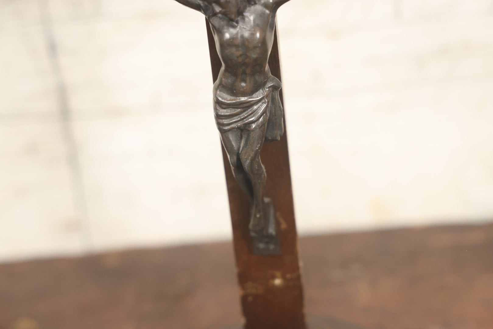 Lot 117 - Vintage Wooden Cross Crucifix With Metal Jesus Figure On Free Standing Circular Base With I.N.R.I. Banner