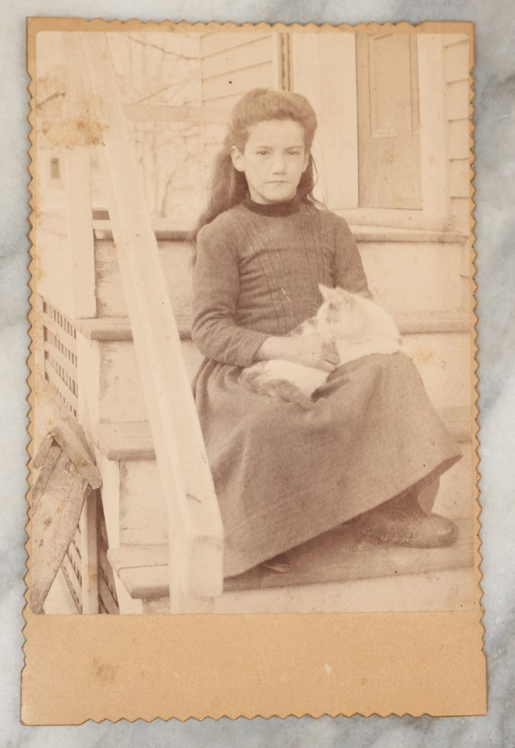 Lot 015 - Antique Cabinet Card Photo Of A Young Girl With A Cat Curled Up On Her Lap, Sitting Outside On Stoop