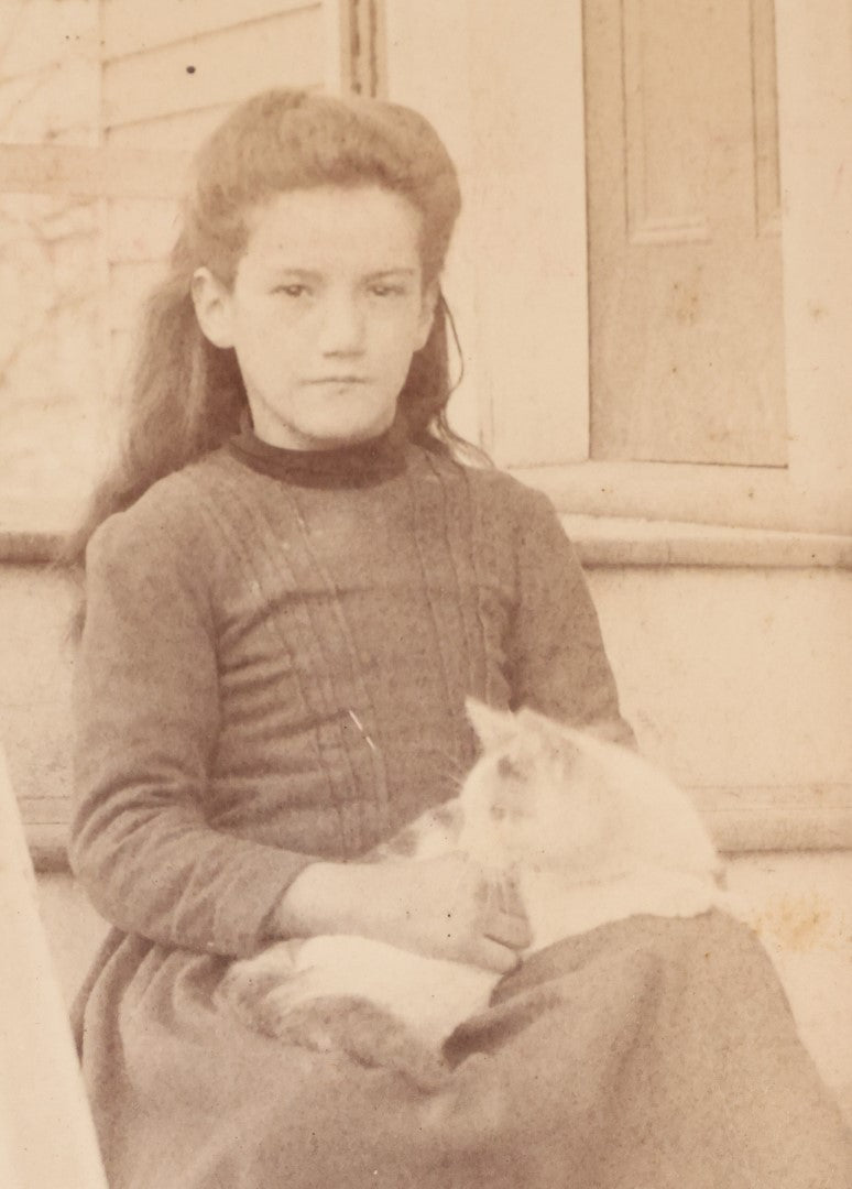 Lot 015 - Antique Cabinet Card Photo Of A Young Girl With A Cat Curled Up On Her Lap, Sitting Outside On Stoop