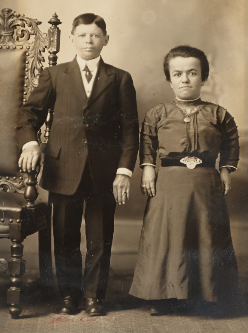 Lot 029 - Vintage Boarded Photograph Of A Young Couple With Dwarfism, Man And Woman, Well Dressed, Next To Ornate Chair