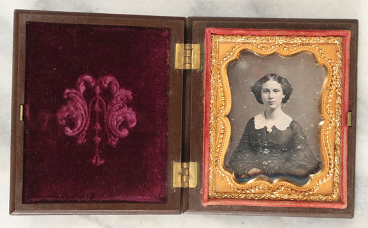 Lot 016 - Antique 1/9th Plate Daguerreotype Photograph Of A Beautiful Young Woman With A White Collar, In A Thermoplastic Case