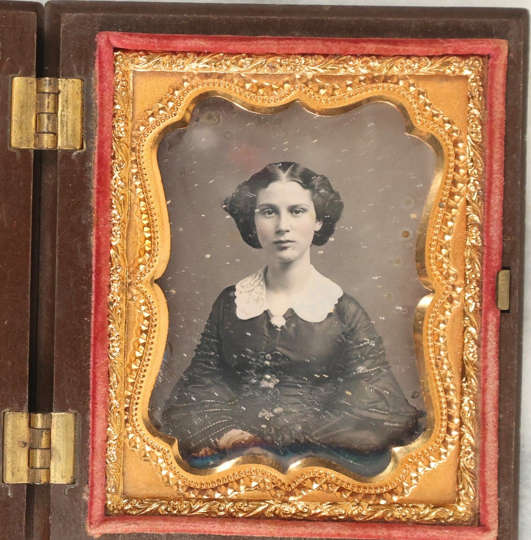 Lot 016 - Antique 1/9th Plate Daguerreotype Photograph Of A Beautiful Young Woman With A White Collar, In A Thermoplastic Case