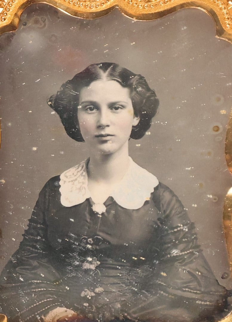 Lot 016 - Antique 1/9th Plate Daguerreotype Photograph Of A Beautiful Young Woman With A White Collar, In A Thermoplastic Case