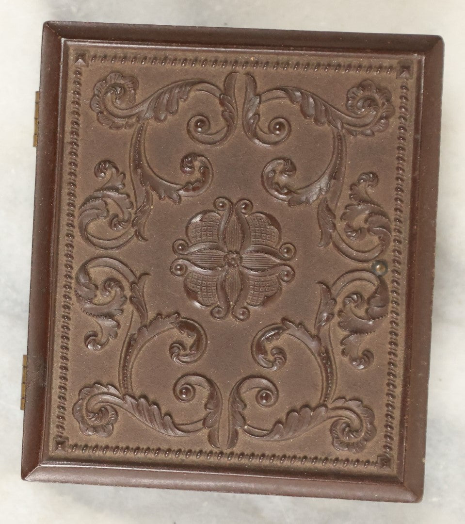 Lot 016 - Antique 1/9th Plate Daguerreotype Photograph Of A Beautiful Young Woman With A White Collar, In A Thermoplastic Case