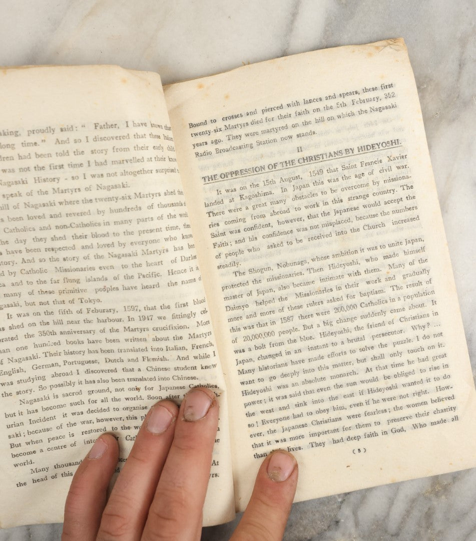 Lot 032 - "The Twenty Six Martyrs Of Japan" Vintage Booklet By Father S. Hamaguchi, Published By The Association Of The Preservation Of The Holy Hill, Oura Cathedral, Nagasaki, Japan, Printed By Fujiki Hakueisha