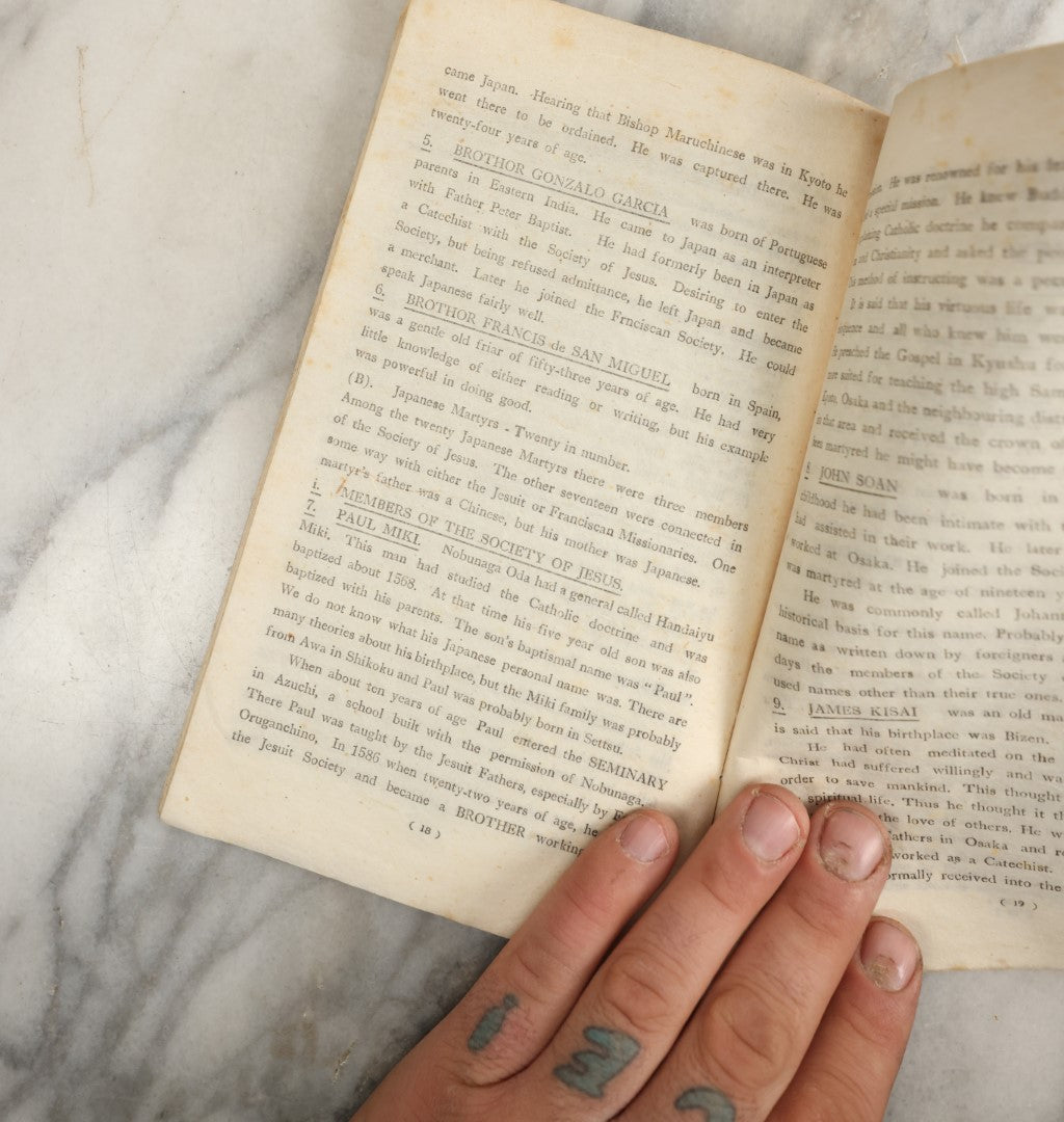 Lot 032 - "The Twenty Six Martyrs Of Japan" Vintage Booklet By Father S. Hamaguchi, Published By The Association Of The Preservation Of The Holy Hill, Oura Cathedral, Nagasaki, Japan, Printed By Fujiki Hakueisha