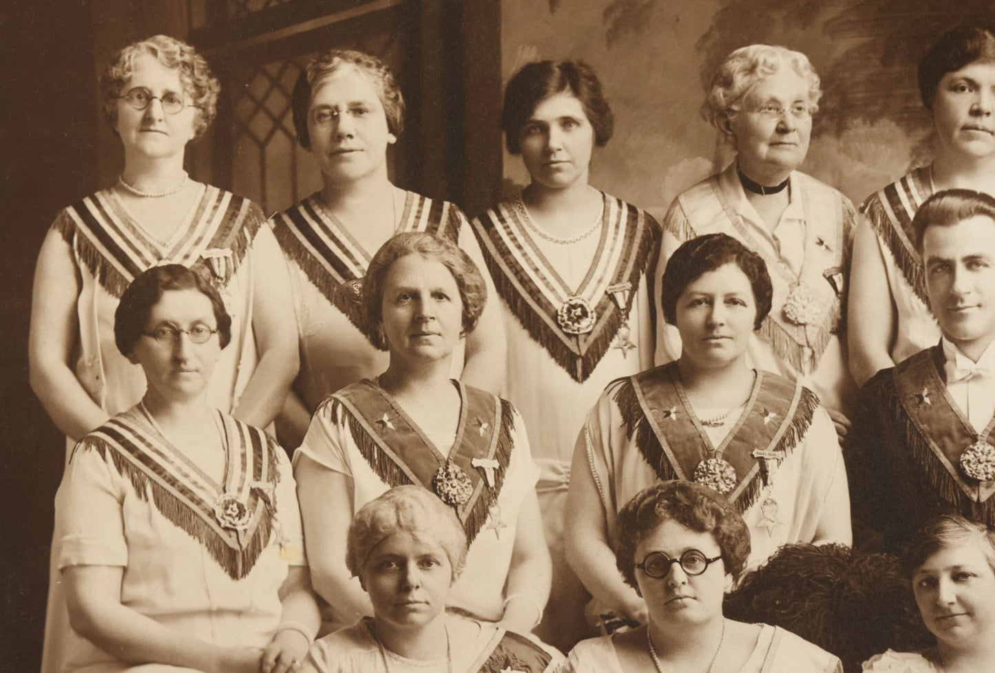 Lot 132 - Vintage Boarded Photograph Of Order Of The Eastern Star O.E.S. Women Members With Men, Women's Auxiliary Of The Freemasons, Moody Photographer, Salem, 1926
