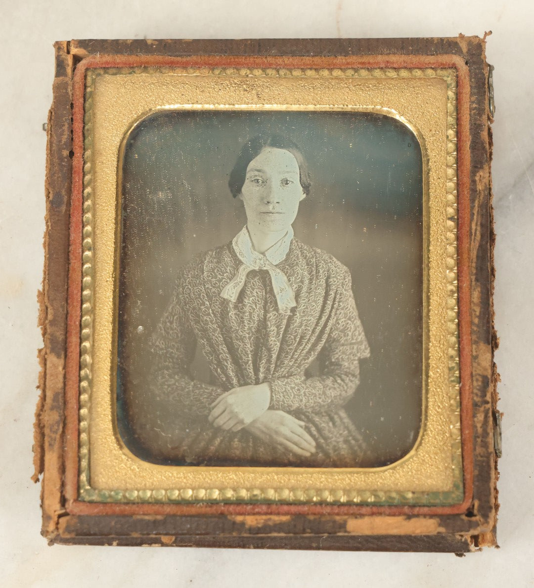 Lot 052 - Antique 1/6th Plate Daguerreotype Photograph Of A Pretty Young Women With Crossed Arms, Big Eyes, Scarf, And A Patterned Dress, In Full Split Leatherette Case