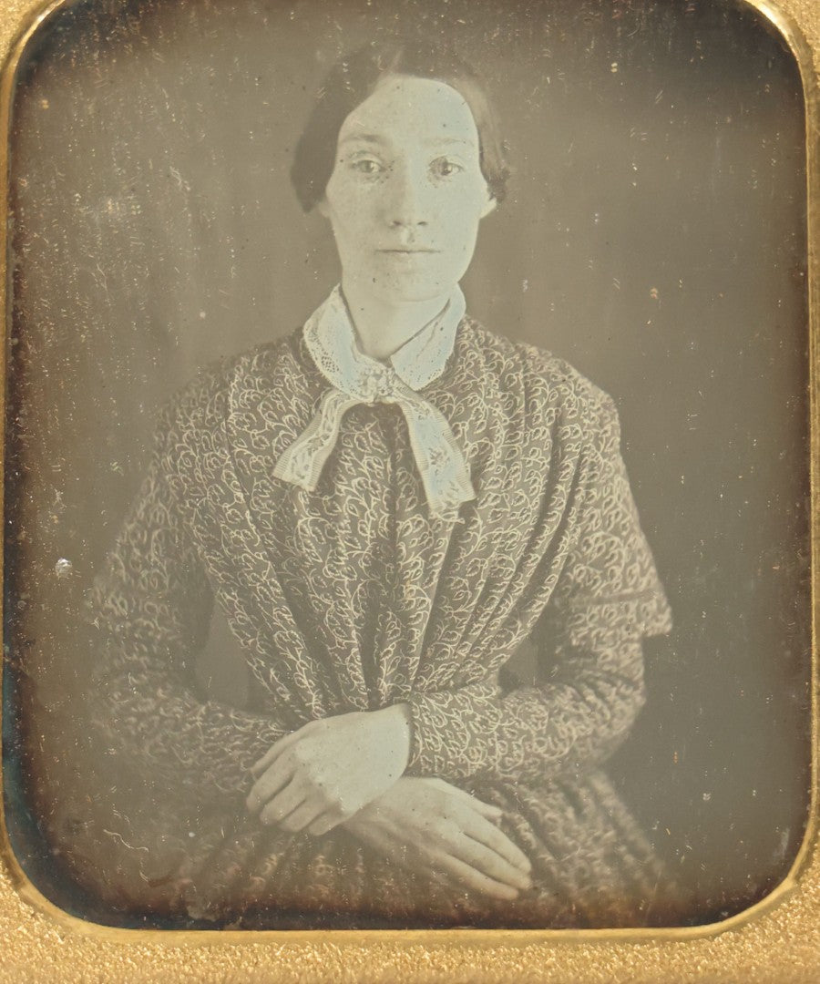Lot 052 - Antique 1/6th Plate Daguerreotype Photograph Of A Pretty Young Women With Crossed Arms, Big Eyes, Scarf, And A Patterned Dress, In Full Split Leatherette Case
