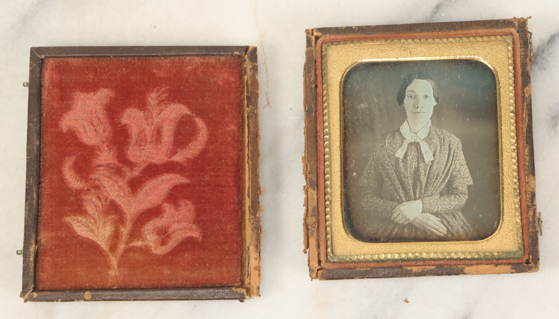 Lot 052 - Antique 1/6th Plate Daguerreotype Photograph Of A Pretty Young Women With Crossed Arms, Big Eyes, Scarf, And A Patterned Dress, In Full Split Leatherette Case