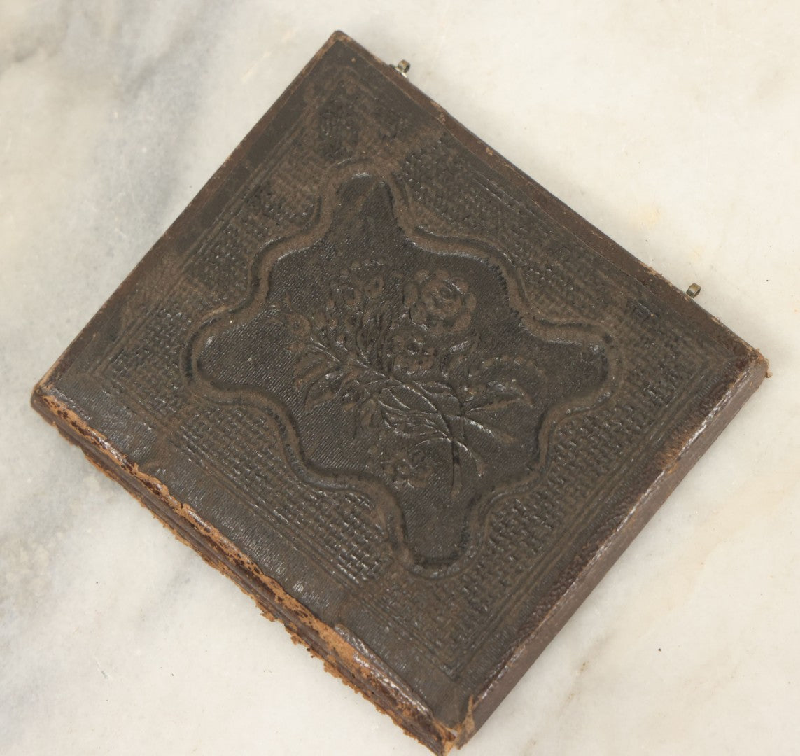 Lot 052 - Antique 1/6th Plate Daguerreotype Photograph Of A Pretty Young Women With Crossed Arms, Big Eyes, Scarf, And A Patterned Dress, In Full Split Leatherette Case