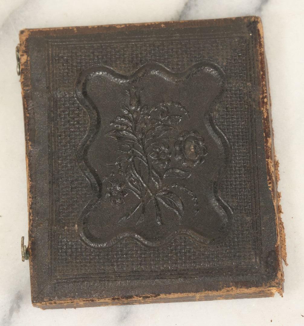 Lot 052 - Antique 1/6th Plate Daguerreotype Photograph Of A Pretty Young Women With Crossed Arms, Big Eyes, Scarf, And A Patterned Dress, In Full Split Leatherette Case