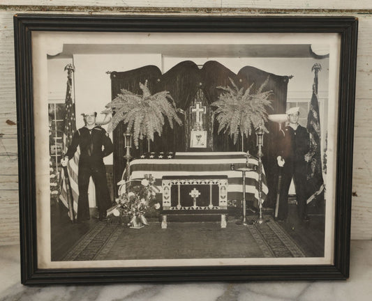 Lot 109 - Antique 8" x 10" Photograph In Frame Of A Soldier's Funeral With Navy Men Standing To Either Side Of Casket, With Photograph Of The Deceased, Circa World War 2 Era