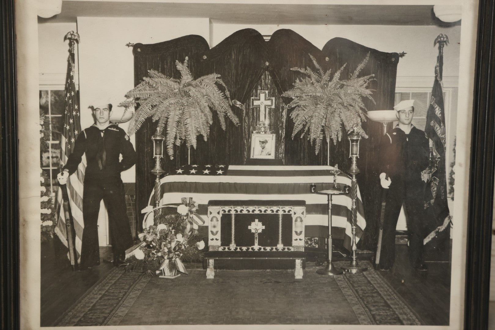 Lot 109 - Antique 8" x 10" Photograph In Frame Of A Soldier's Funeral With Navy Men Standing To Either Side Of Casket, With Photograph Of The Deceased, Circa World War 2 Era