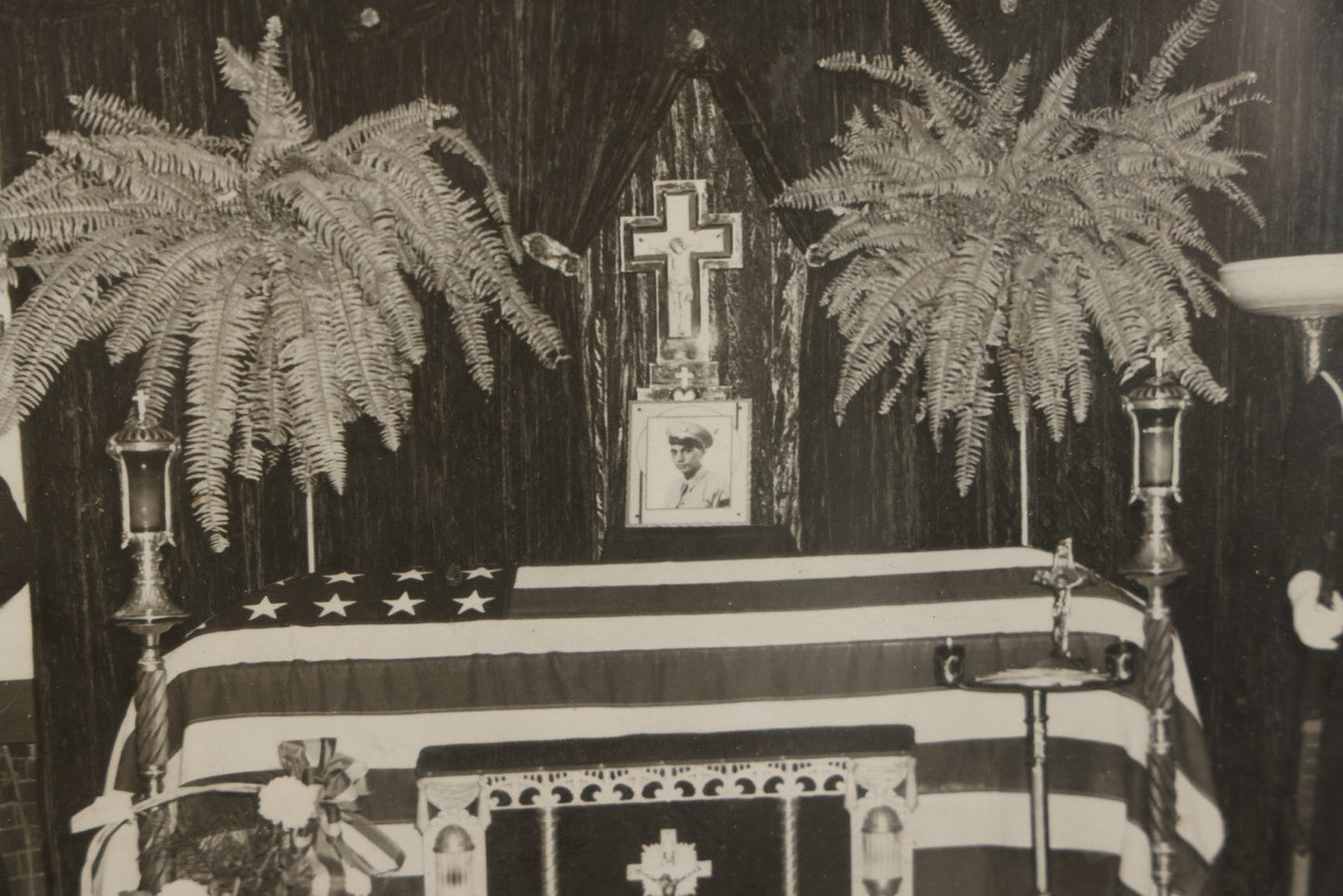 Lot 109 - Antique 8" x 10" Photograph In Frame Of A Soldier's Funeral With Navy Men Standing To Either Side Of Casket, With Photograph Of The Deceased, Circa World War 2 Era