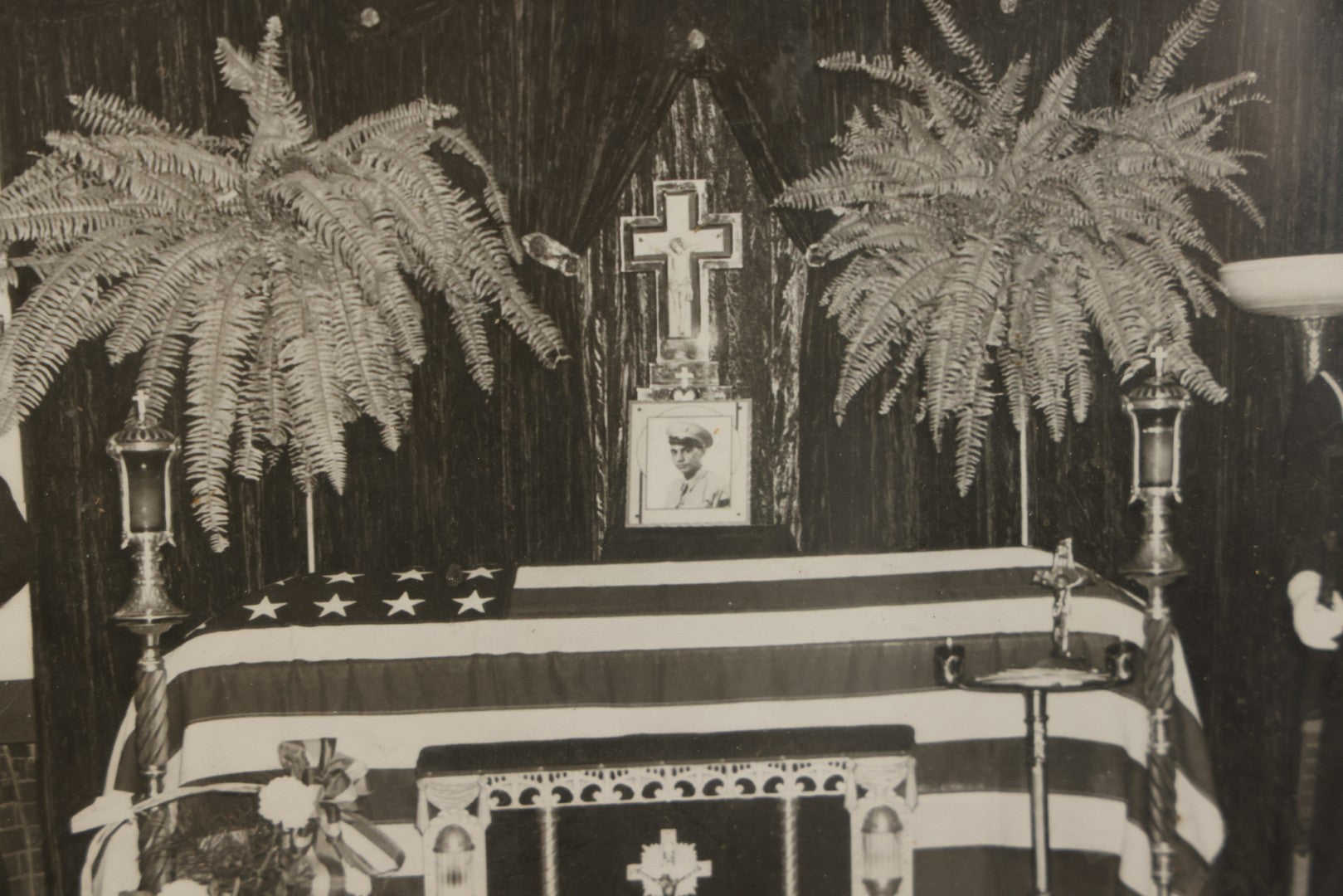 Lot 109 - Antique 8" x 10" Photograph In Frame Of A Soldier's Funeral With Navy Men Standing To Either Side Of Casket, With Photograph Of The Deceased, Circa World War 2 Era