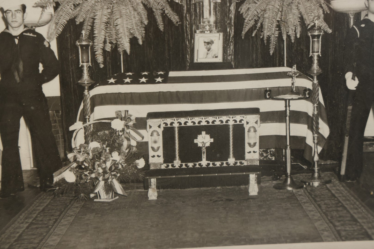 Lot 109 - Antique 8" x 10" Photograph In Frame Of A Soldier's Funeral With Navy Men Standing To Either Side Of Casket, With Photograph Of The Deceased, Circa World War 2 Era