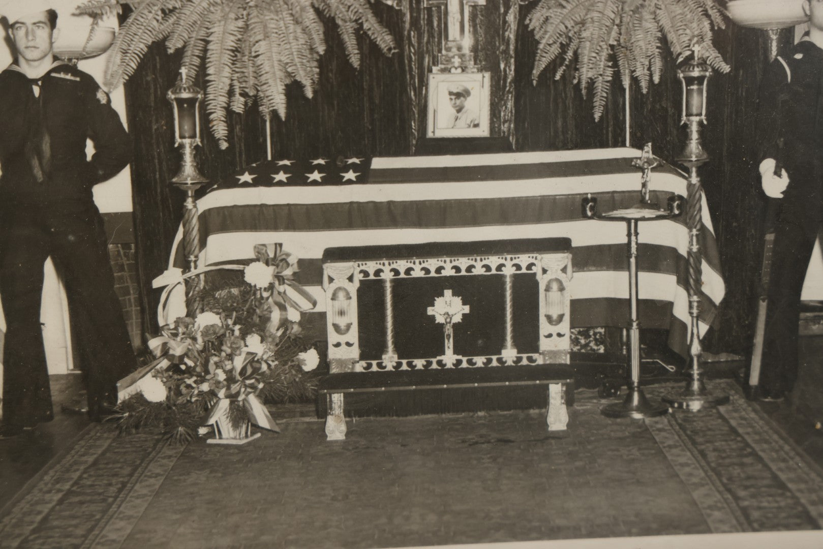 Lot 109 - Antique 8" x 10" Photograph In Frame Of A Soldier's Funeral With Navy Men Standing To Either Side Of Casket, With Photograph Of The Deceased, Circa World War 2 Era